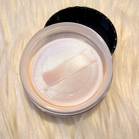 New Bellapierre High Definition Finishing Powder - Translucent - Picture 5 of 10